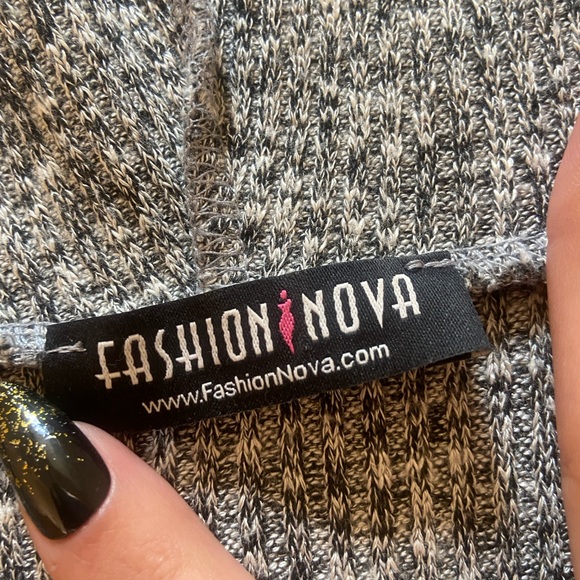 Fashion nova grey crop top sweater 🩶 - Picture 2 of 3